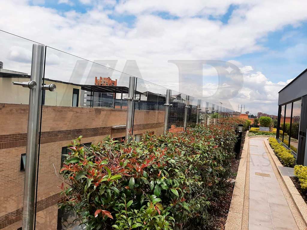 Cortaviento en vidrio templado 10