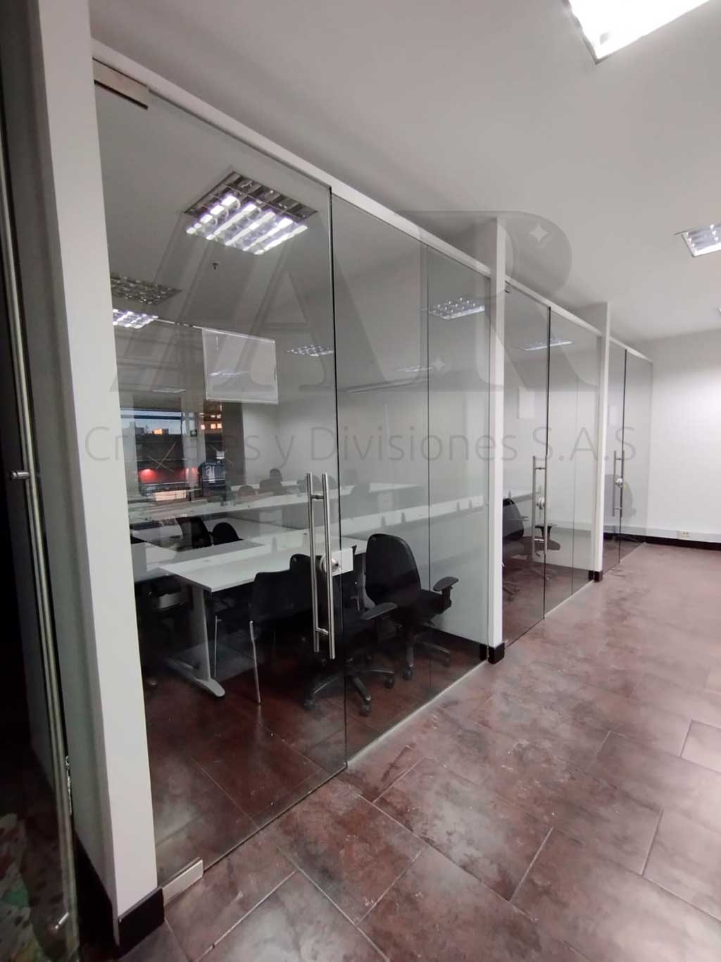 Divisiones de oficinas en vidrio templado 04