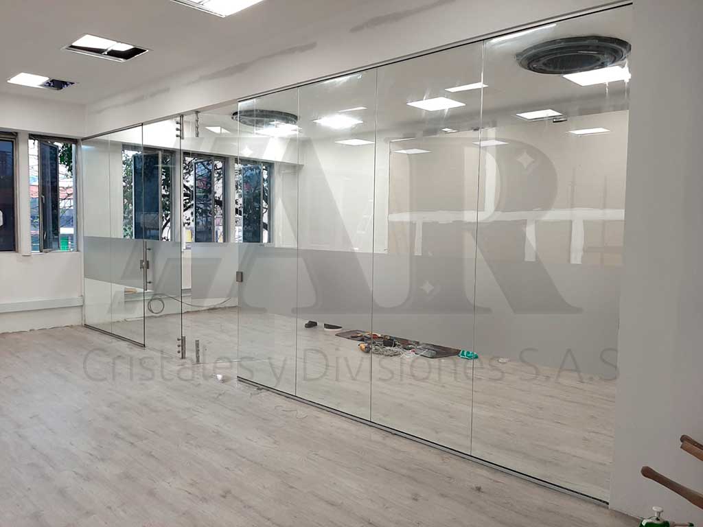 Divisiones de oficinas en vidrio templado 13