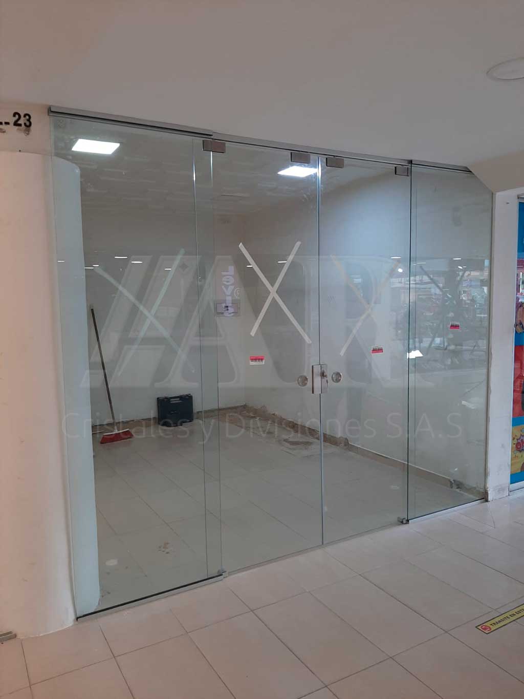 Divisiones de oficinas en vidrio templado 15