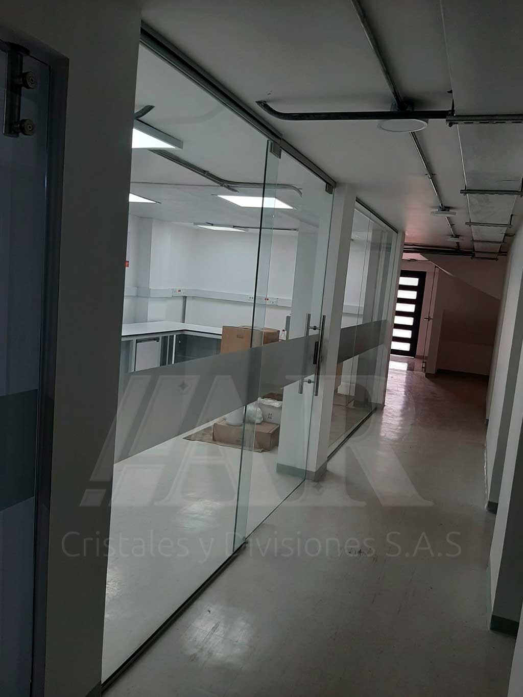 Divisiones de oficinas en vidrio templado 19