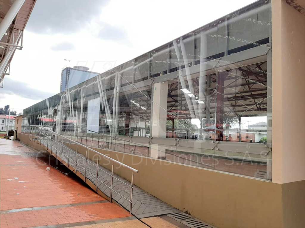 Fachadas en vidrio templado 04