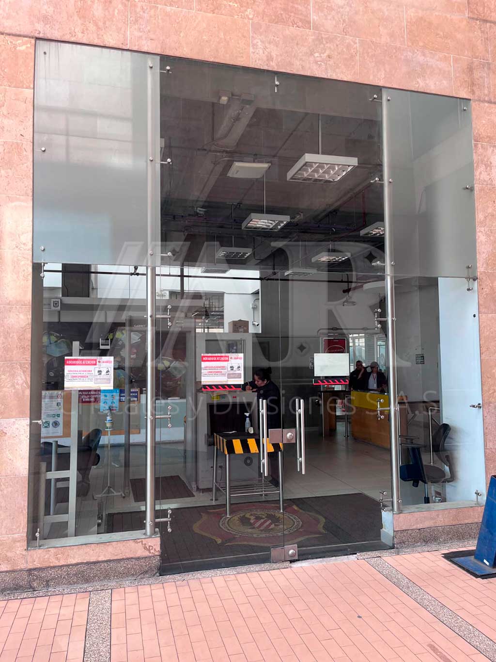 Fachadas en vidrio templado 26