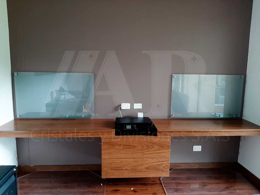 Tableros en vidrio templado con fondo gris 08